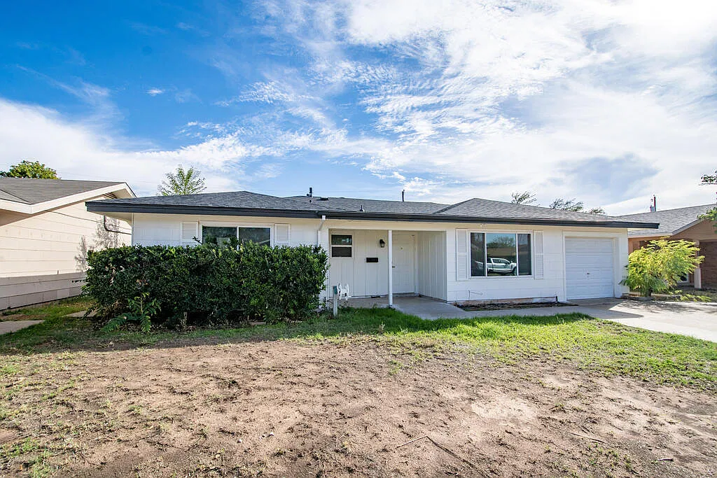 3 bed, 2.0 bath, 2116 sqft, $2,200 — Photo 1