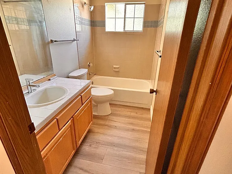 Upstairs Common Bath