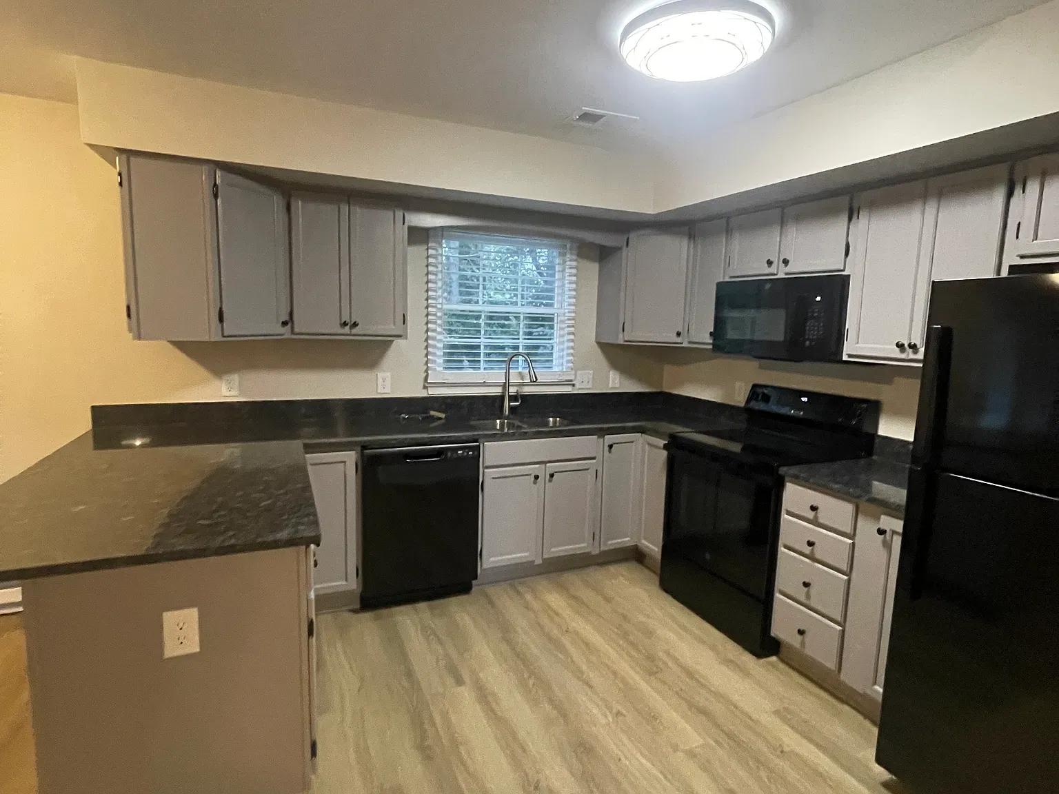 3 bed, 2.5 bath, 1608 sqft, $2,050 — Photo 2