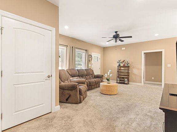 5th image of 300 Westridge Cir