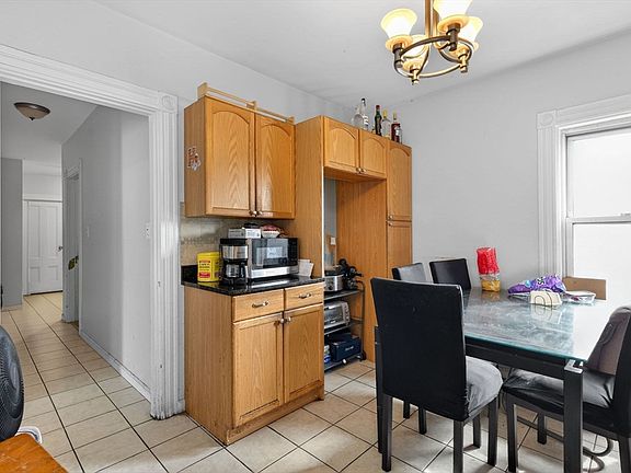 4th image of 963 Winthrop Ave