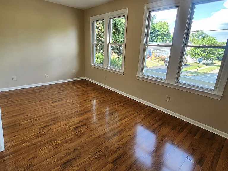554 Parkvale Ave — Photo 8