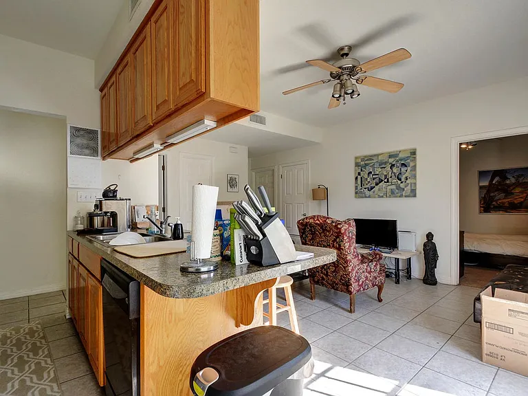 2500 Leon St — Photo 12