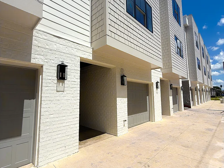 512 Mobile St — Photo 57