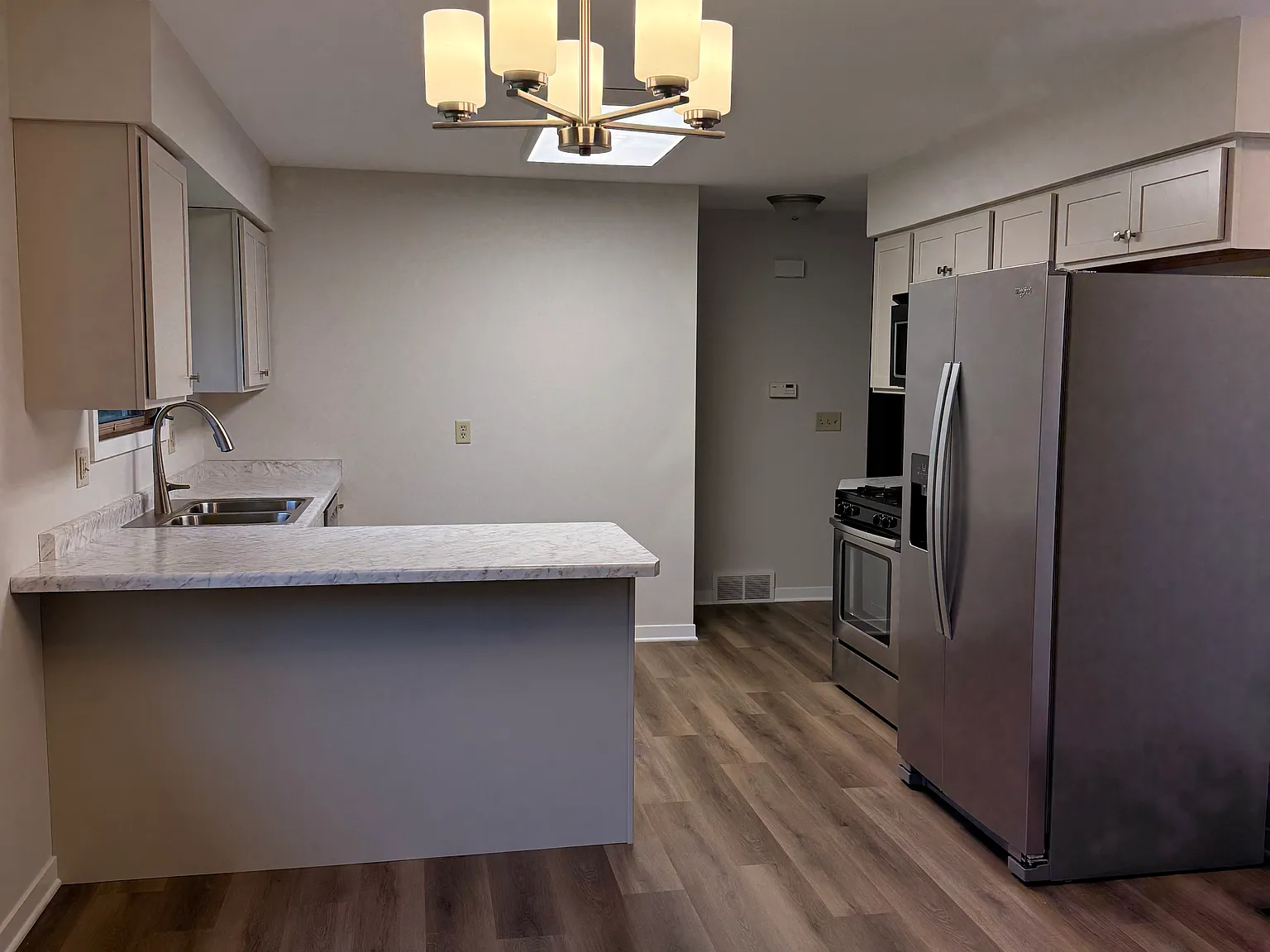3 bed, 2.5 bath, 2720 sqft, $2,600 — Photo 2