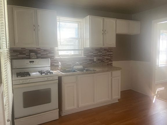 4th image of 28526 Selkirk St
