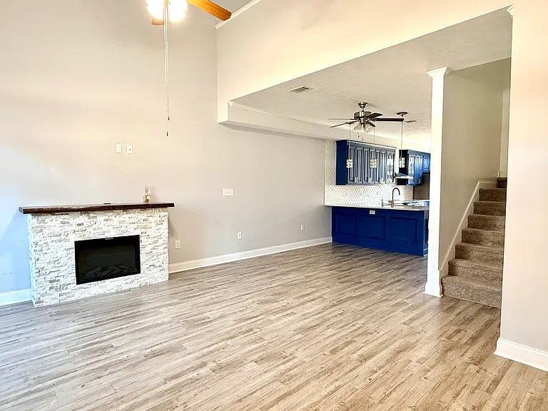 716 Lakeside Landing Ct — Photo 2