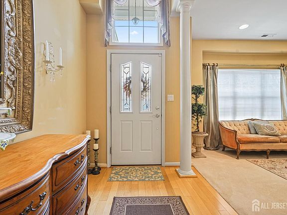 4th image of 52 Vineyard Ct