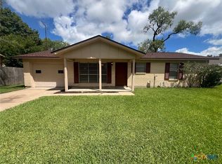 604 W Thomas St, Cuero, TX 77954
