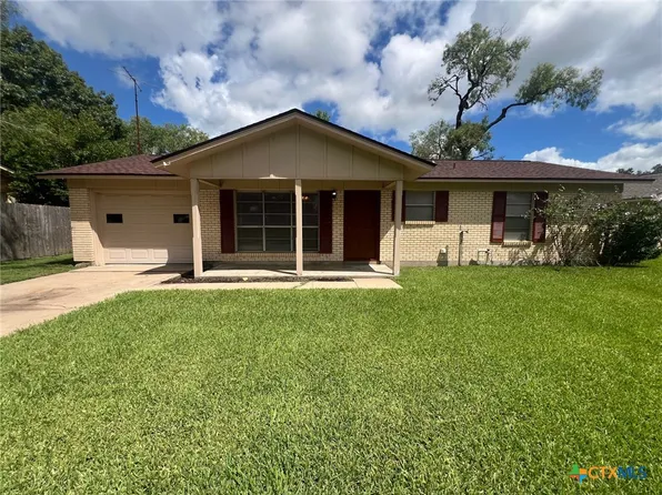 604 W Thomas St, Cuero, TX 77954
