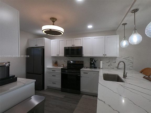 3rd image of 3930 Inverrary Blvd APT 604-D