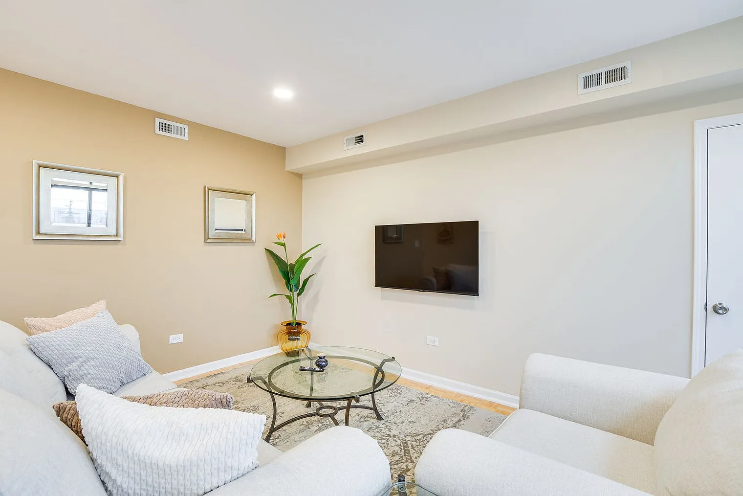 2 bed, 1.0 bath, 947 sqft, $2,870 — Photo 3