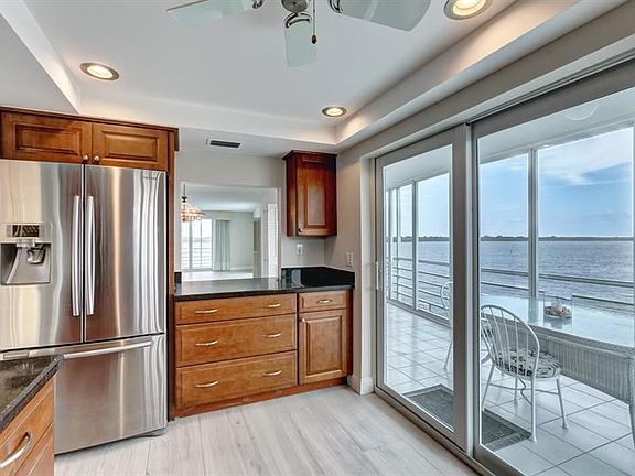 5th image of 44 Yacht Club Dr APT 414