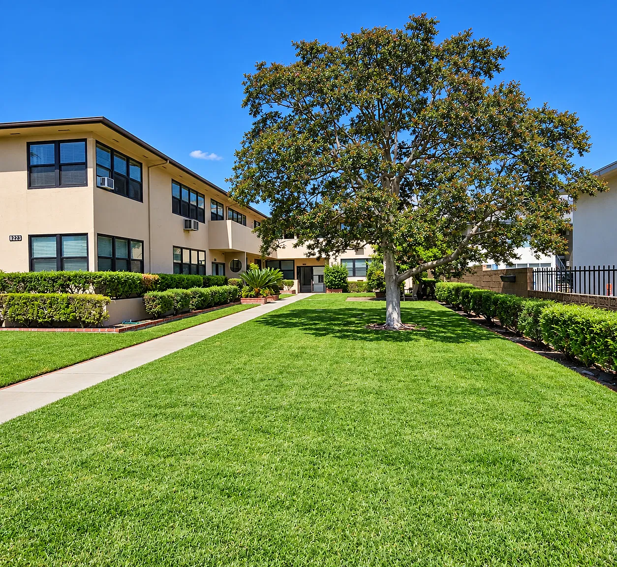 823 W Huntington Dr — Photo 2