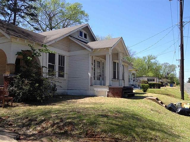 1st image of 702 W Grand Ave