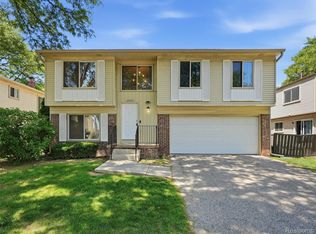 2934 Roundtree Dr, Troy, MI 48083
