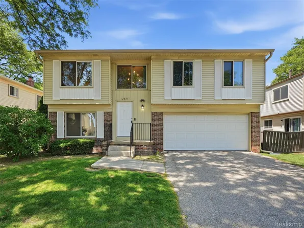 2934 Roundtree Dr, Troy, MI 48083
