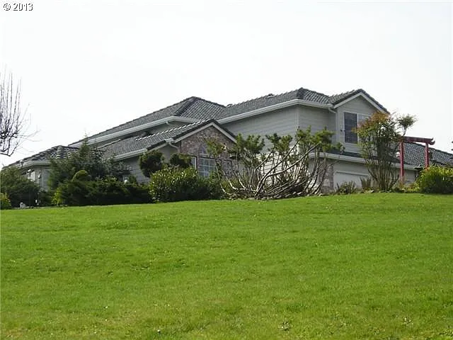 585 McAdams Rd E photo 1
