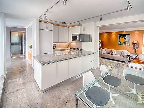 4th image of 350 W 50th St
