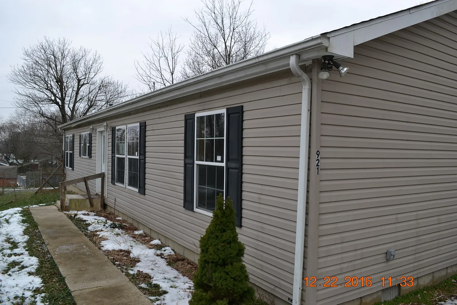 921 Long St photo 1