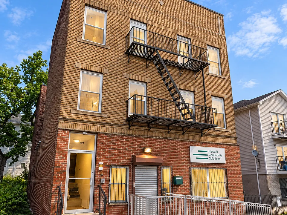 223 Hawthorne Ave #3B