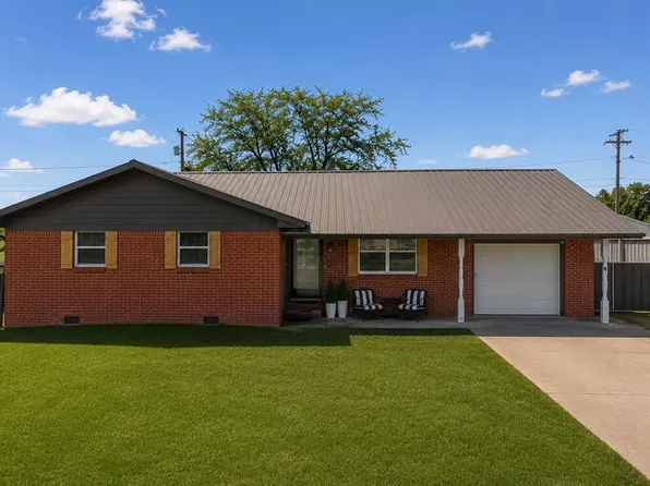 521 E Florida Ave, Waurika, OK 73573