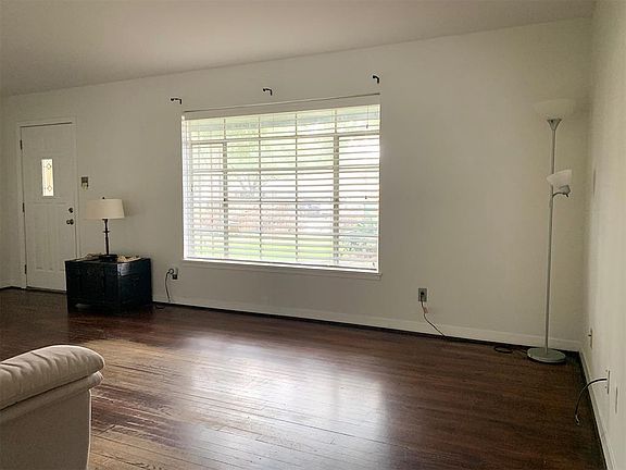 3rd image of 2330 Saxon Dr