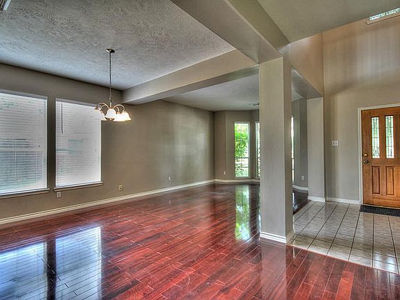 4th image of 3705 Pin Oak Dr E