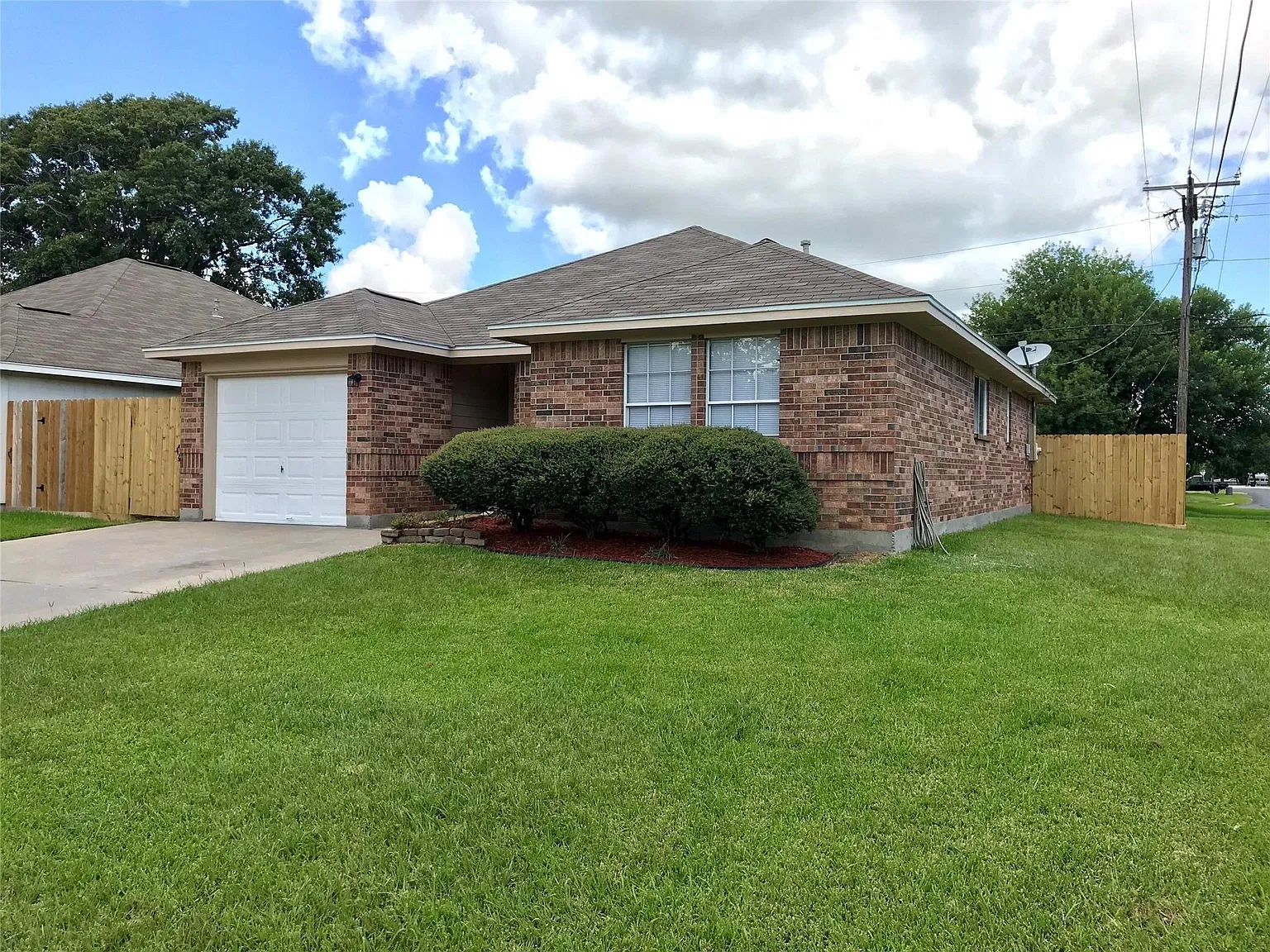 3 bed, 2.0 bath, 1276 sqft, $1,750 — Photo 2