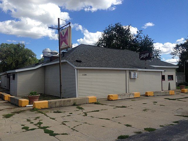 2nd image of 1120 N Division St