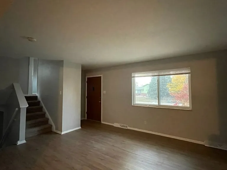 387 S Queen Cir — Photo 2