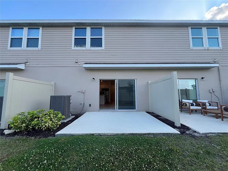 2211 Portrait St — Photo 9