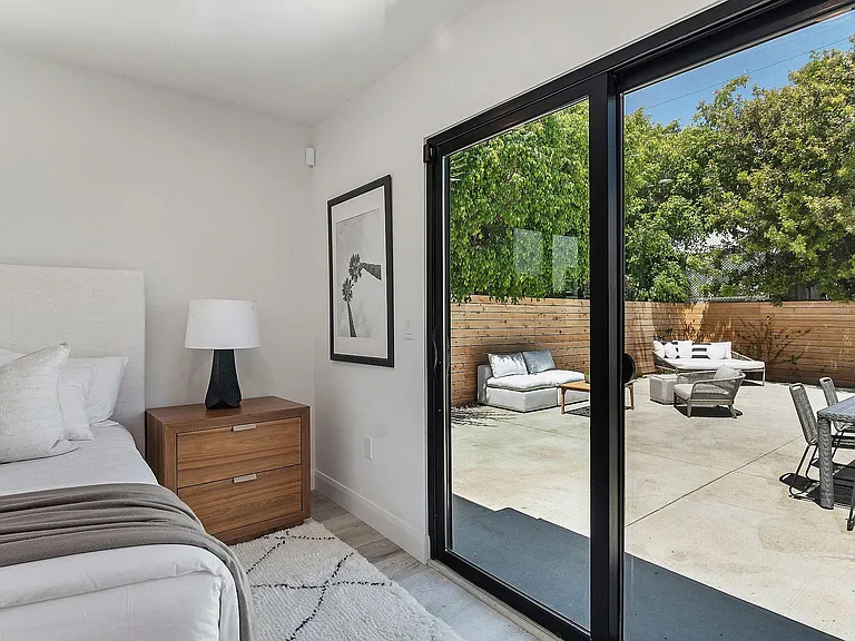 622 N Gardner St — Photo 35