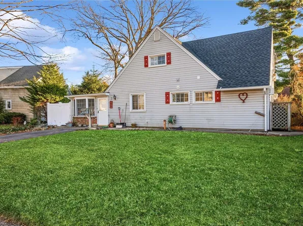 11 Cloister Lane, Hicksville, NY 11801