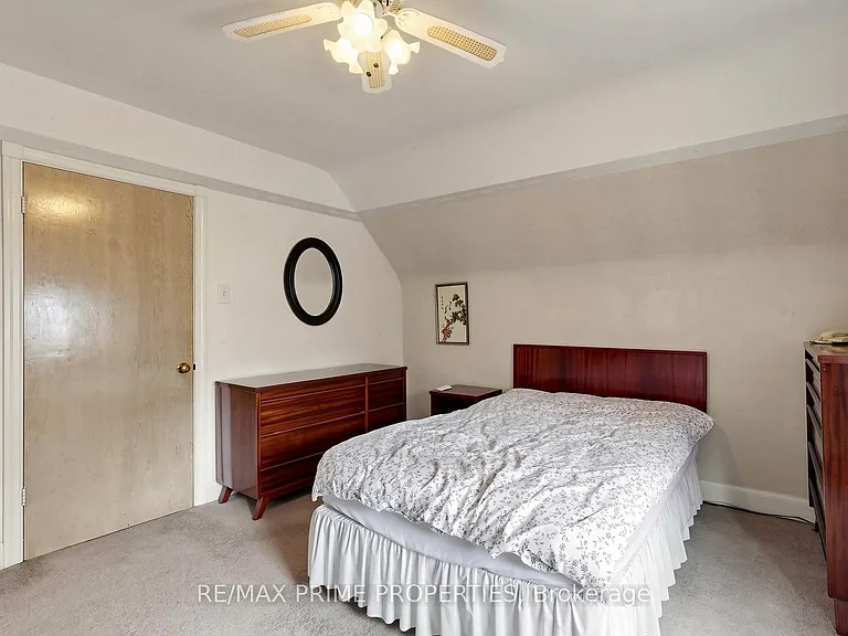 33 Irvington Cres — Photo 21