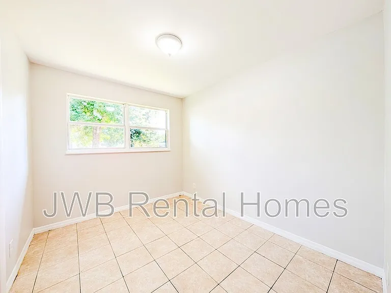 7822 Dubois Dr — Photo 5