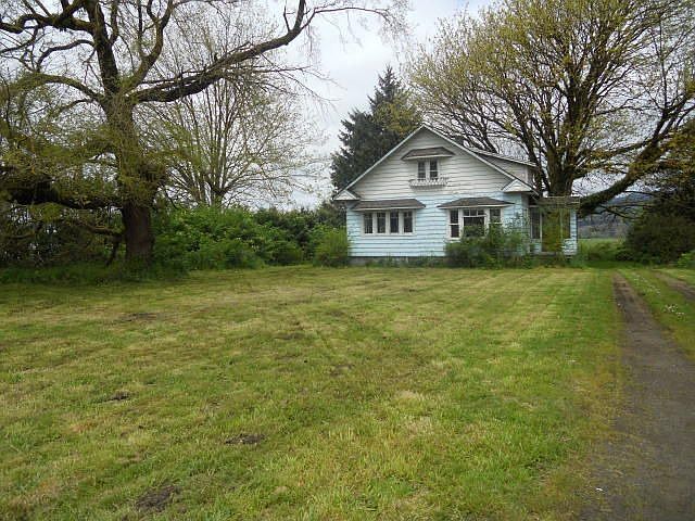 Farmhouse on Large Lot!