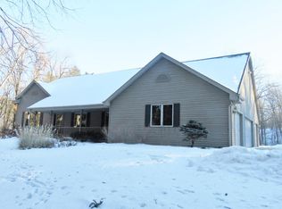 S36W33325 Honeysuckle Dr, Dousman, WI 53118