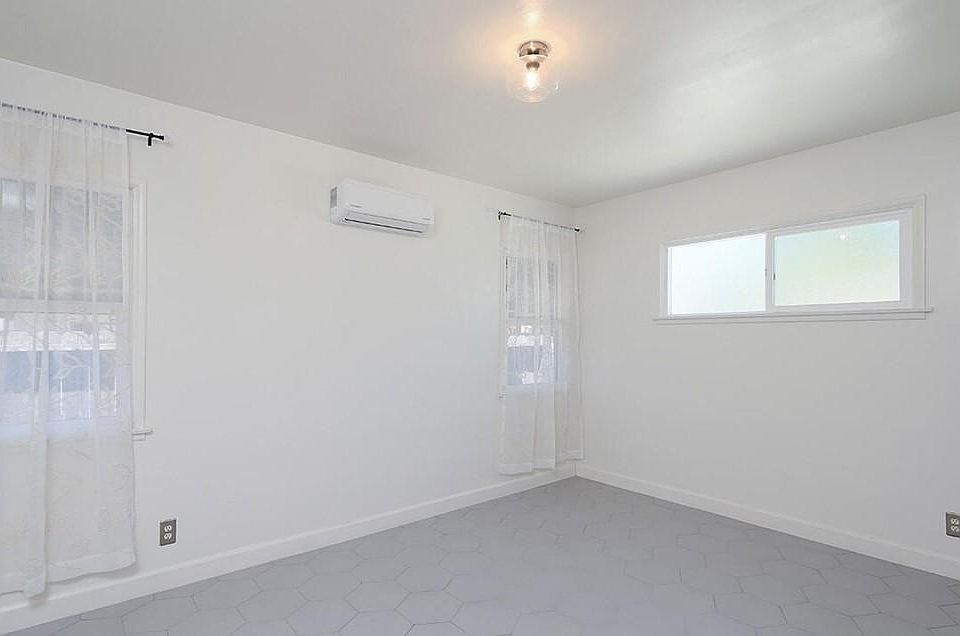 1st image of 2503 E Glenoaks Blvd