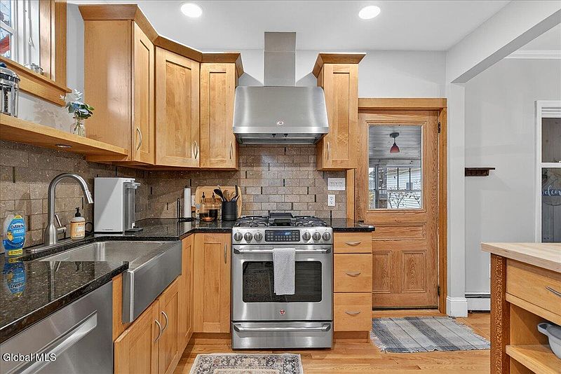 3rd image of 16 Hutchins Street