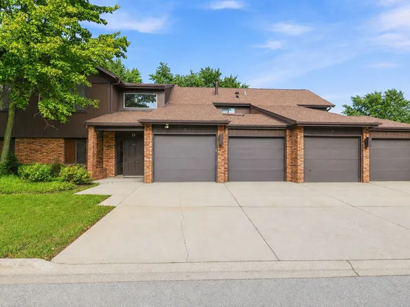 15 Creekside Cir APT C, Elgin, IL 60123