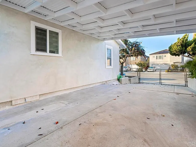 1114 E Division St — Photo 14