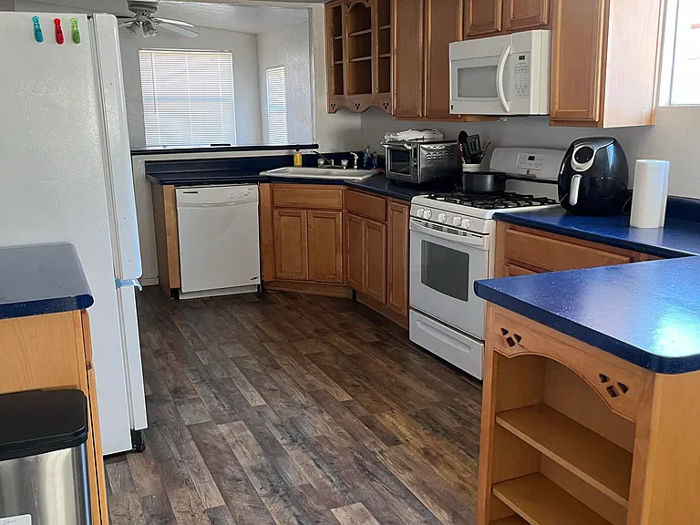916 W Gilmore St — Photo 5
