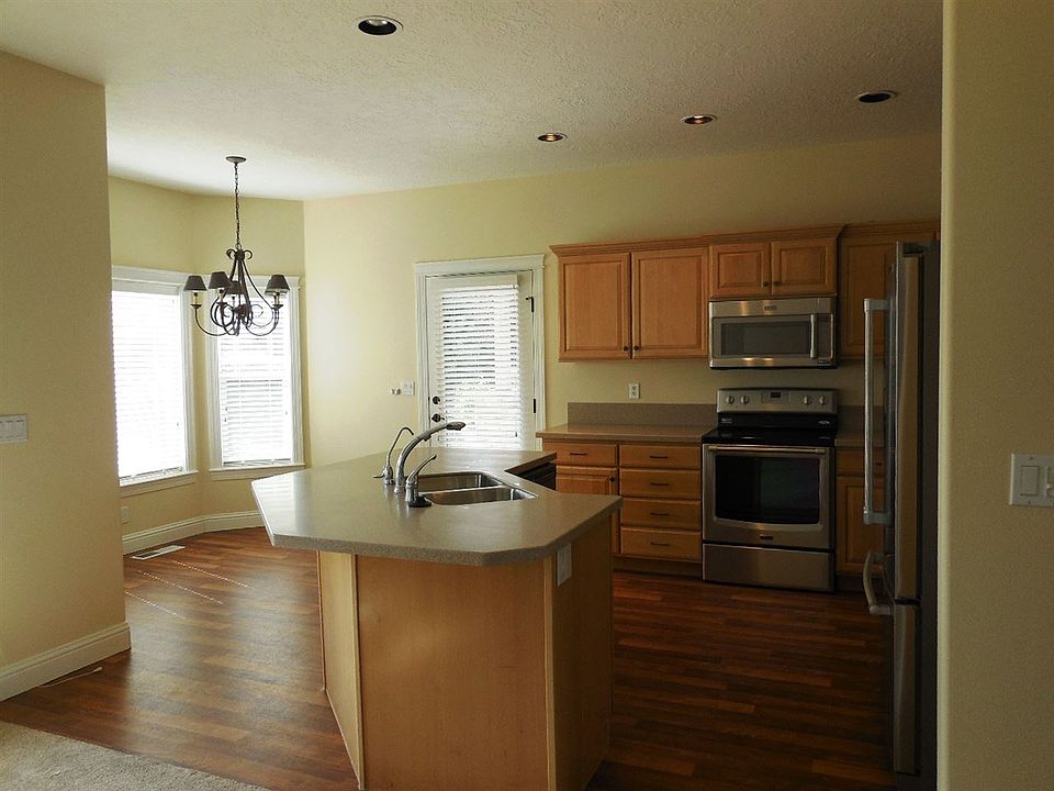 2nd image of 750 S Spelman Ln