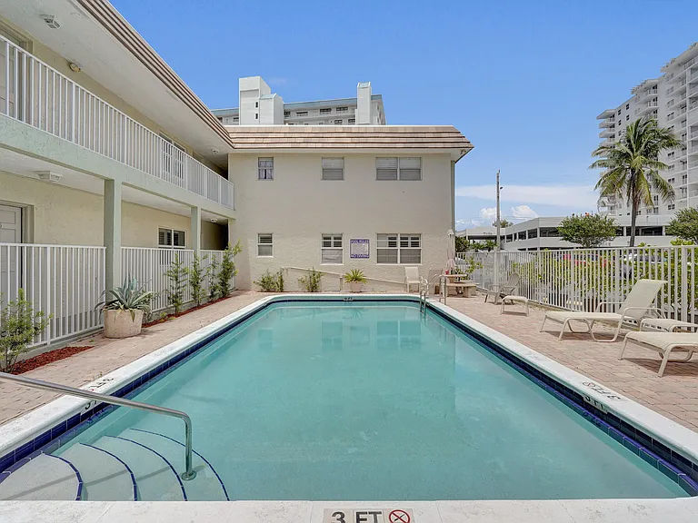 1450 N Riverside Dr #103 — Photo 14