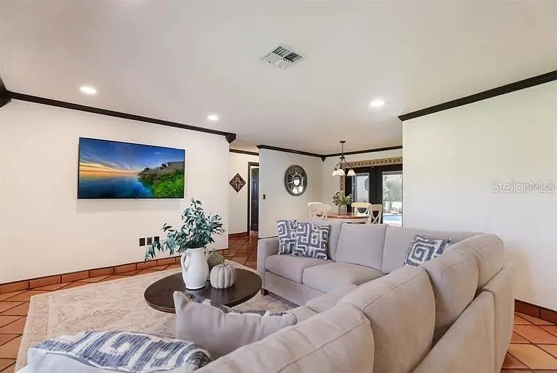 3 bed, 2.0 bath, 1682 sqft, $3,000 — Photo 3