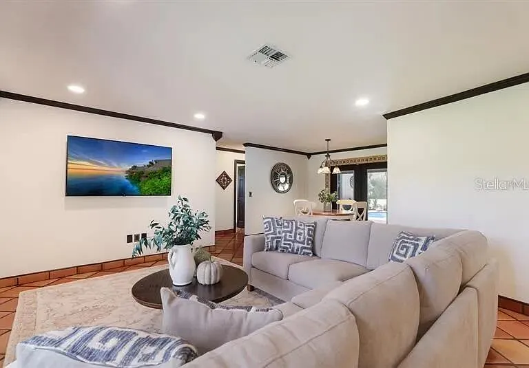 2077 Racimo Dr — Photo 3