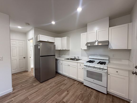 3rd image of 1304 W Nectarine Ave #A