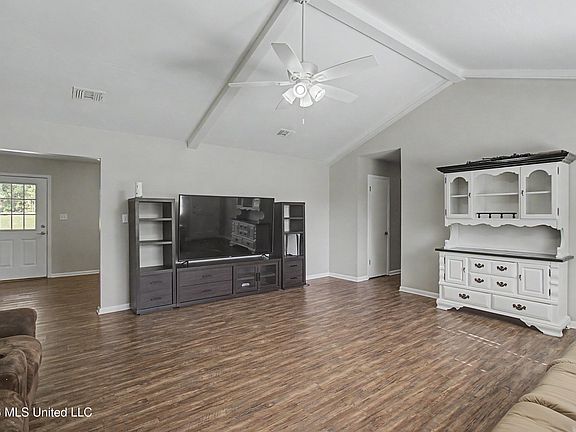 5th image of 404 Dorothy St S