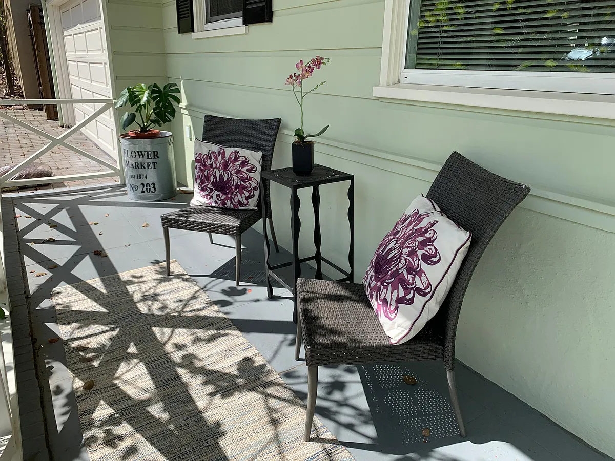 Front Porch - 154 W 40th Ave